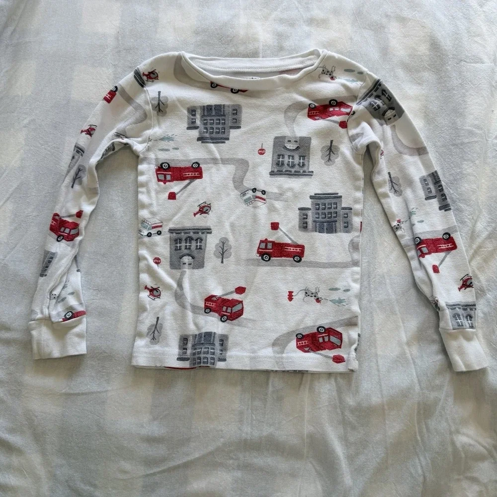 Carter's 2 Piece Pajama Set Fire Truck. Boys. Unisex. 5T